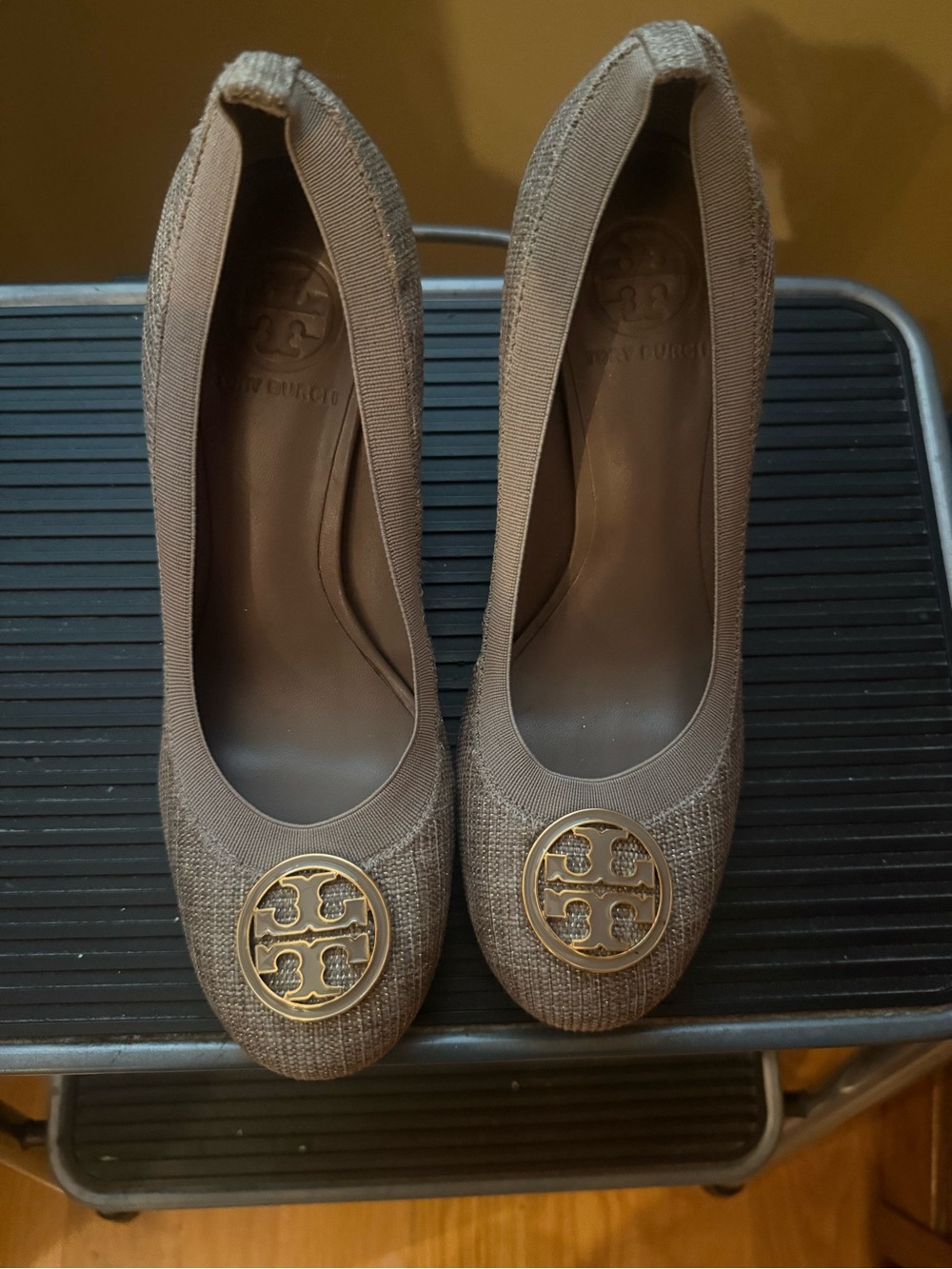 Tory Burch Taupe/Brown Logo Round-Toe heel
